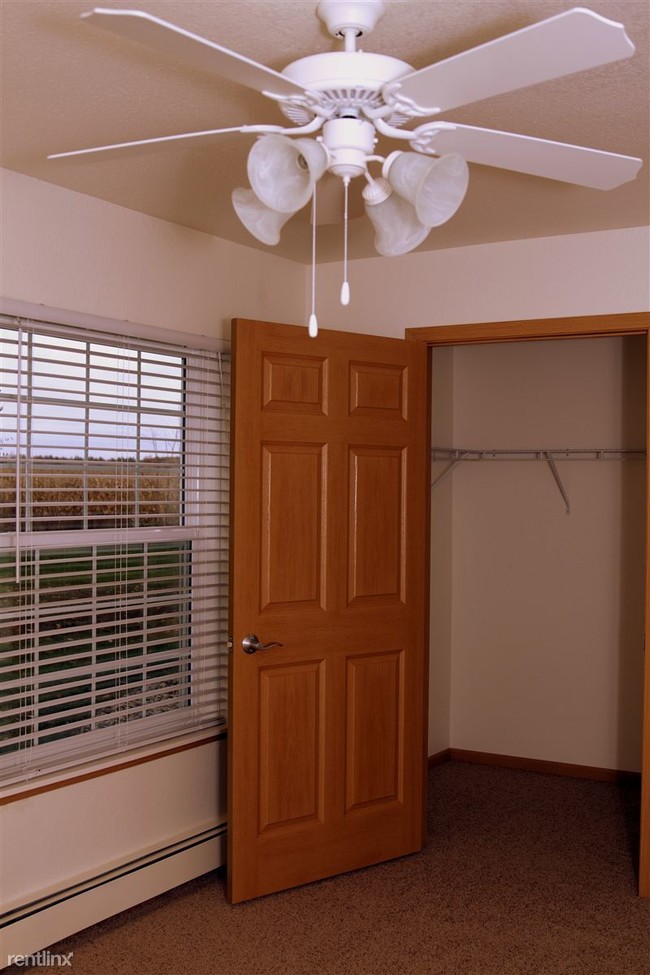 Vestidor. Ventilador de techo en habitación principal. - Cherry Hill Manor Apartments