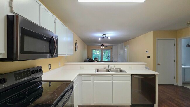 Building Photo - 1258 River Oaks Dr