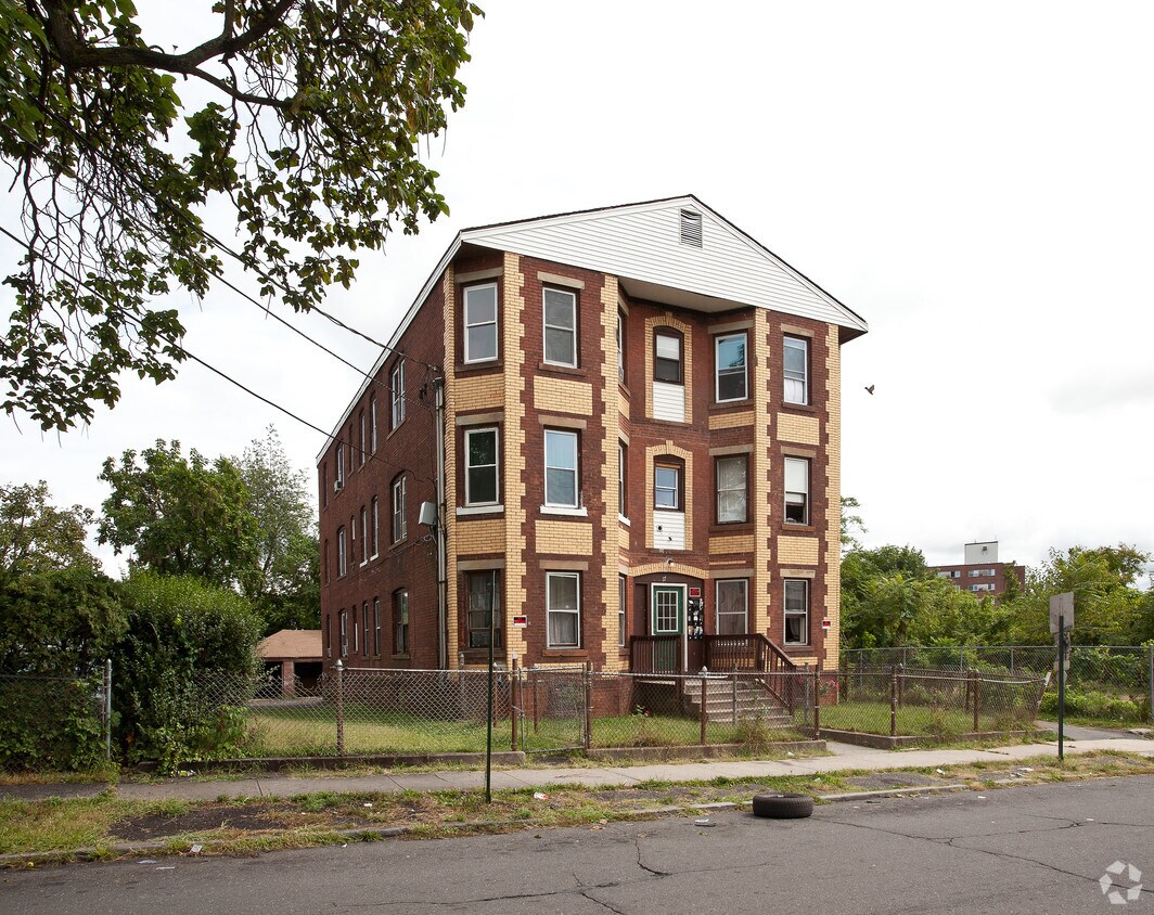 Building Photo - 17 Oak St