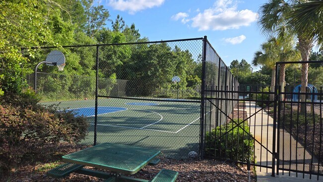 Building Photo - 4BR/2BA in Sorrento with large, fenced-in ...