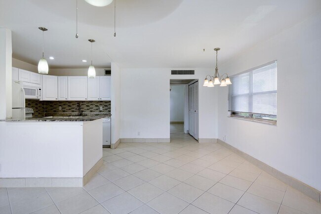 Building Photo - 259 Seville K
