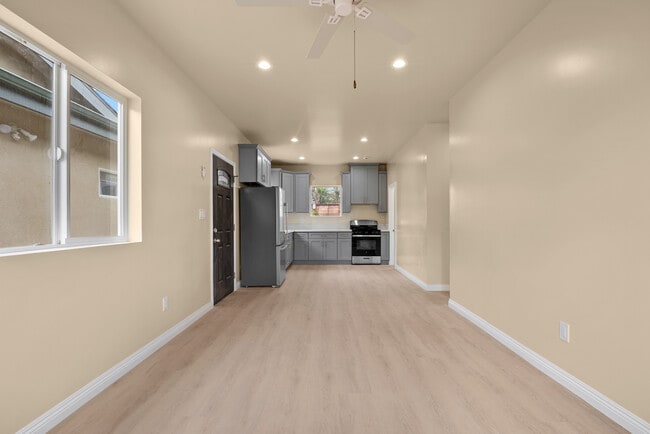 Building Photo - 146 S Parish Pl