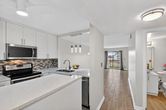 Building Photo - 7142 Golf Colony Ct