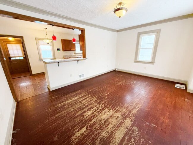 Building Photo - 2 BED, 1 BATH BEAUTIFIL SINGLE-FAMILY HOME IN EUCLID!