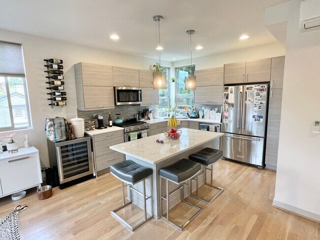 Foto del edificio - Sophisticated Greenwood Townhome with View...