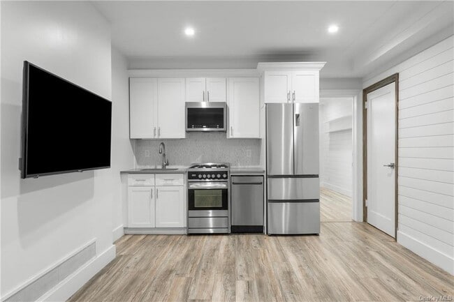 Building Photo - 14 N Chatsworth Ave