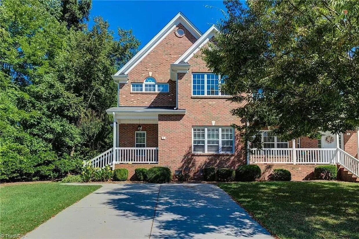 Primary Photo - Beautiful 3 bedroom, 2 1/2 bathroom townho...