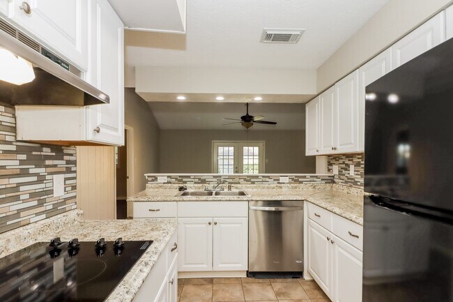 Building Photo - 2104 Yorktown Ct S
