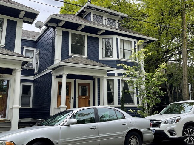 Building Photo - 2BR/1BA Large Vintage Condo just one block...