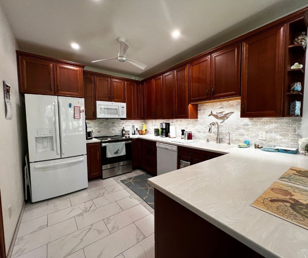 Primary Photo - Beautiful Renovated and Furnished 2 bed/2 ...