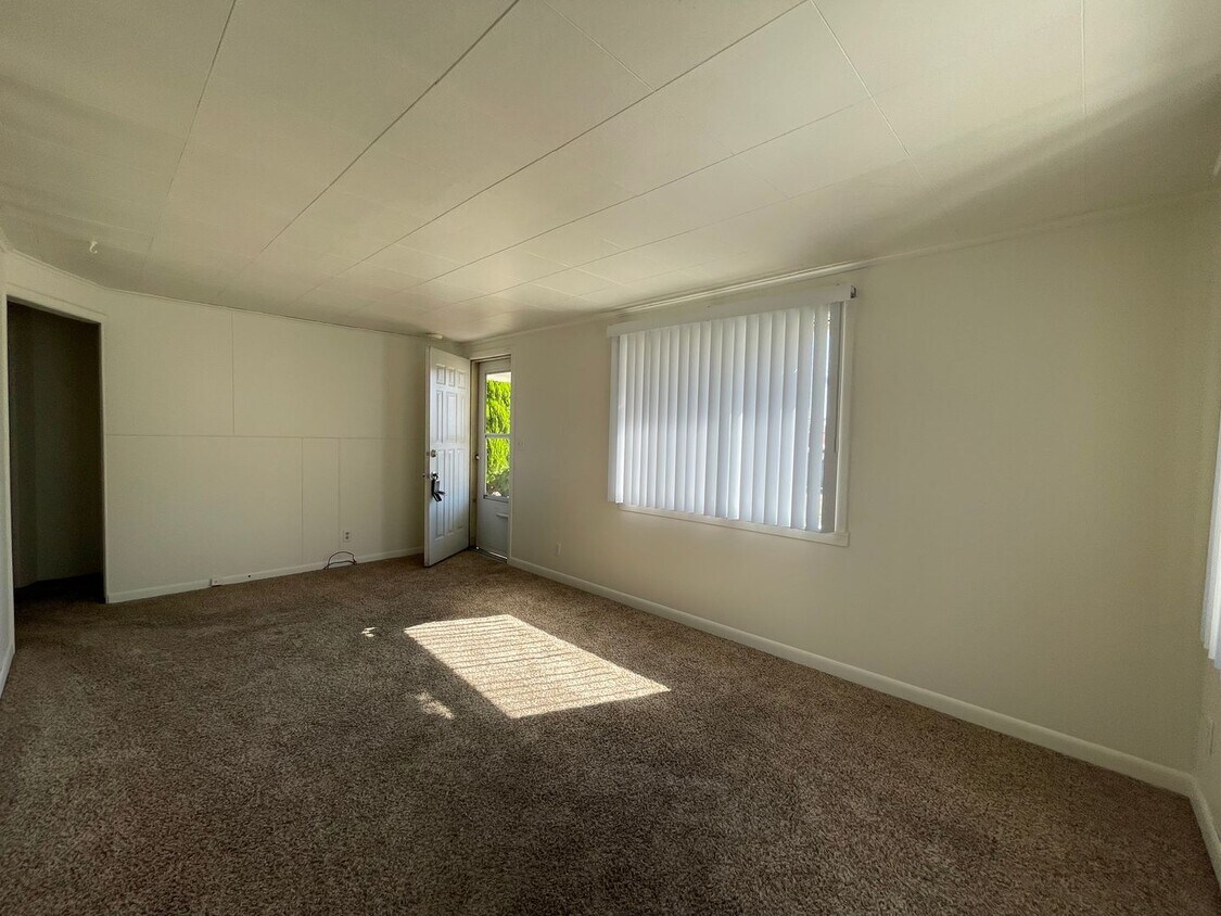 Building Photo - ***COMING SOON 11/2025***  Pet Friendly Ne...