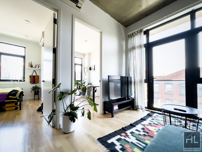 Building Photo - Kent Avenue / 2-BED / 1-BA