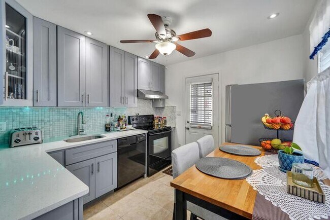 Foto del edificio - Don't miss out on this charming Syosset home!