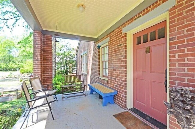 Foto del edificio - 412 Hilldale Dr
