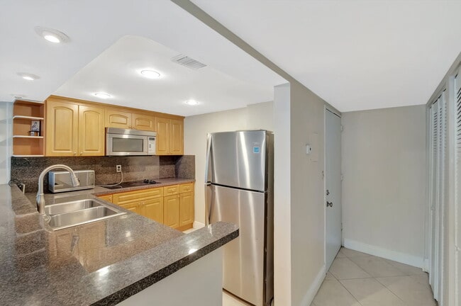 Building Photo - 345 Ocean Dr