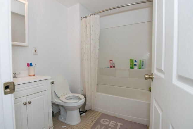 Building Photo - Great BU 4 bed available 9/1 No Fee