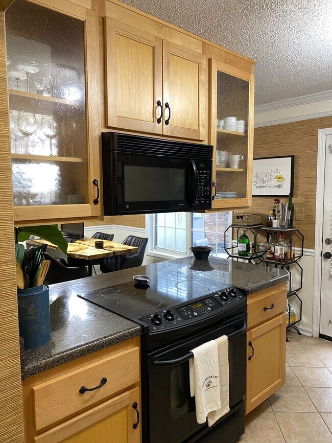 Foto del edificio - Stunning 2 bed, 2.5 bath townhouse just off the Oconee Connector