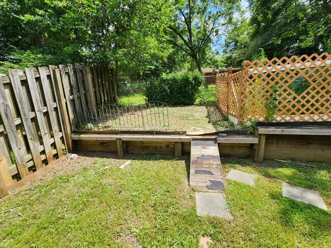 Building Photo - 3 Bedroom 2.5 Baths 2 Car Garage - Central...