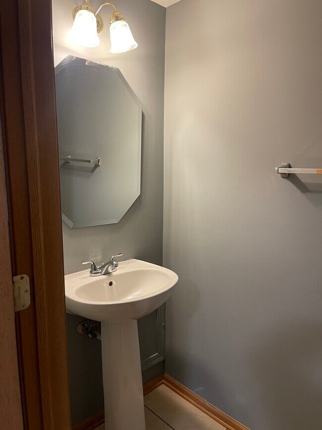 Foto del edificio - 703 Blossom Ct