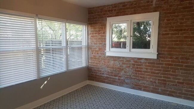 Building Photo - 710 N 6th Ave