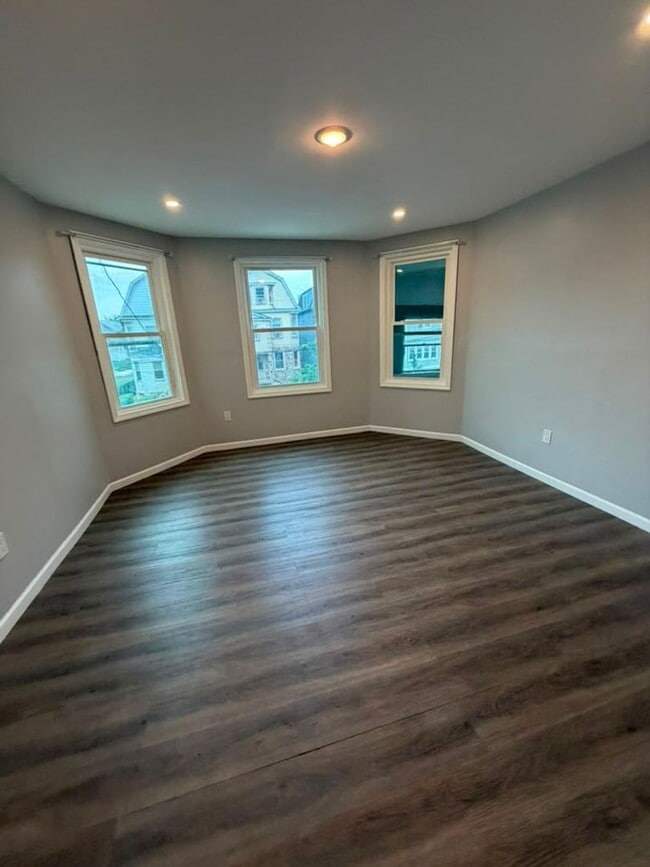 Building Photo - 224 N 9th St