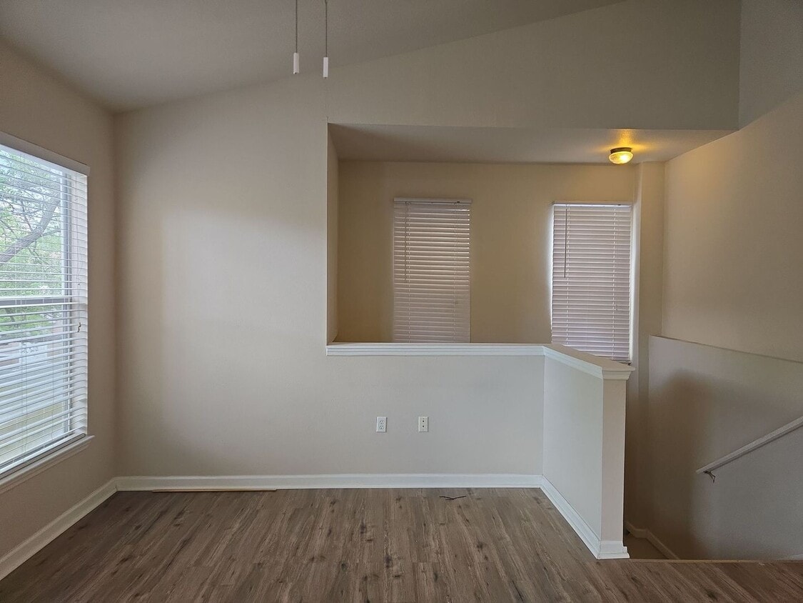 Welcome to this charming 2-bedroom, 2 bath condo in the heart of New Tampa - Welcome to this charming 2-bedroom, 2 bath condo in the heart of New Tampa