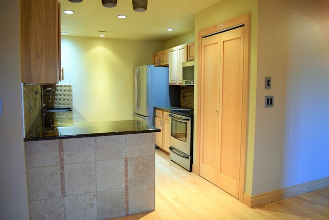 Kitchen - 701 E Mendenhall St