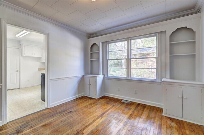 Foto del edificio - 2442 Tredway Dr