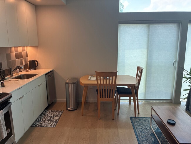 Building Photo - Room in Condo on S Duke St