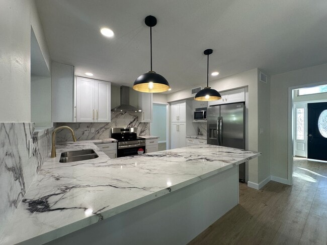 Building Photo - Newly Remodeled home, 3bed, 2 bath NO HOA