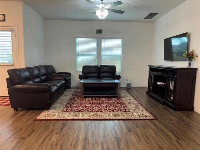 Foto del edificio - 1600 Cobblecrest Ln