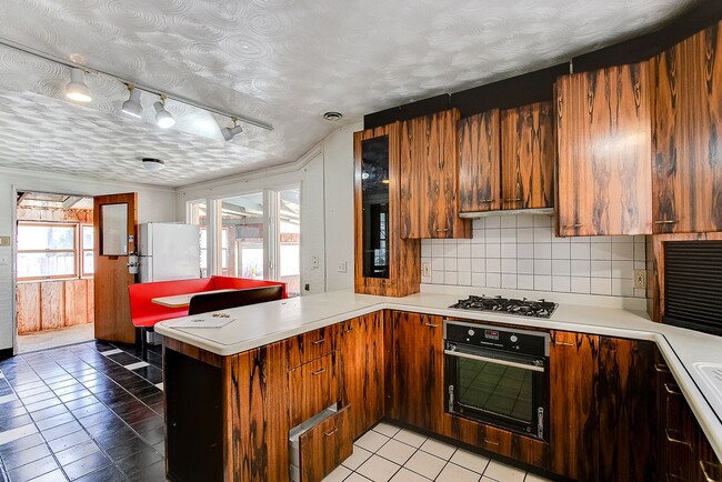 Building Photo - Huge 7 or 8 Bedroom Close By Hamline Unive...