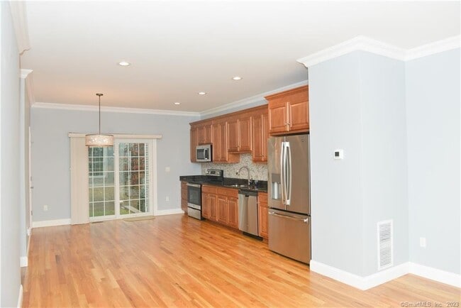 Building Photo - 17 Brookview Cir