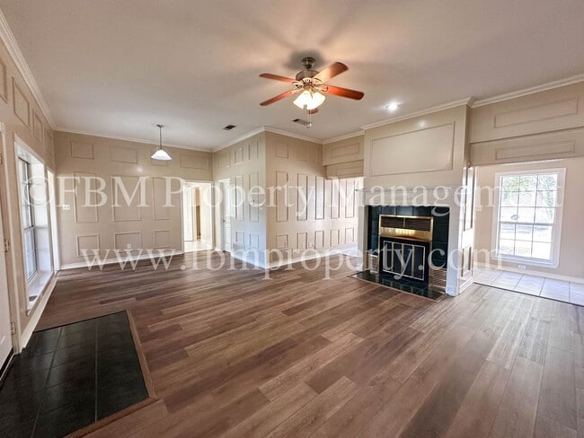 Foto del edificio - 803 Lakeway Dr