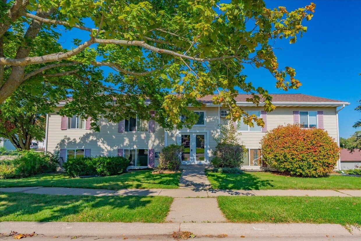 Foto principal - 102 W Main St