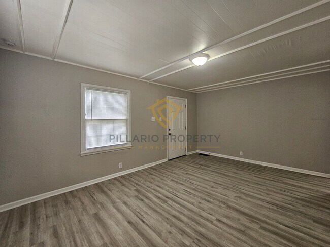 Foto del edificio - 4-Bedroom Home with Modern Updates & Plent...