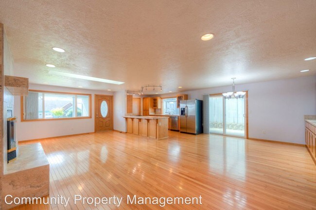 Building Photo - 2 br, 2 bath House - 300 McClure Ave