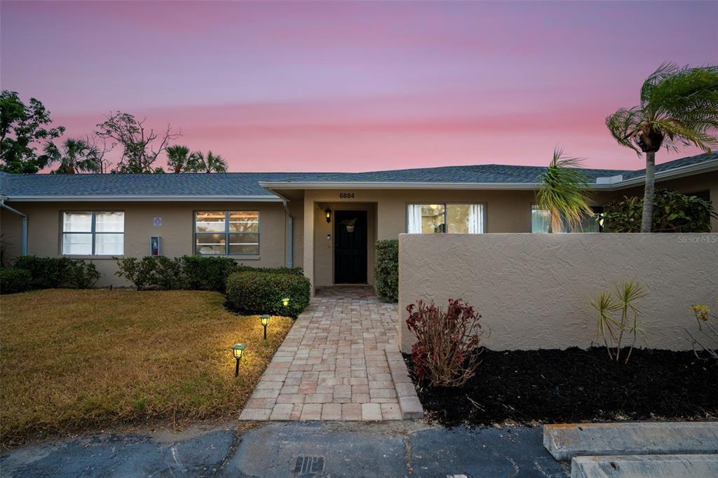 Foto principal - 6884 W Country Club Ln