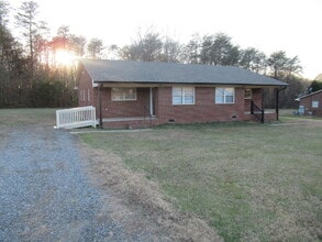 Building Photo - 1761 River Rd