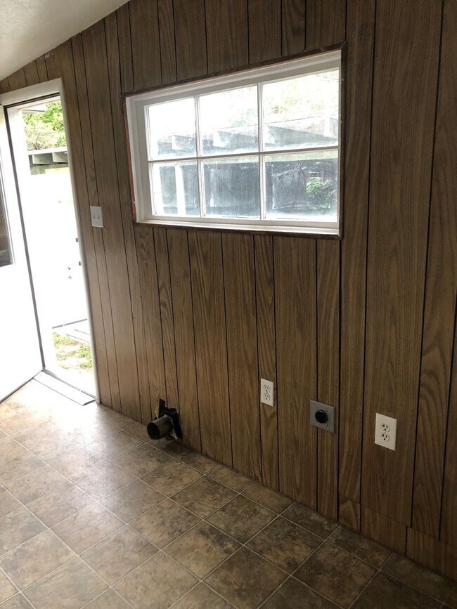 Building Photo - 400 S Duplex