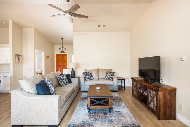 Building Photo - Furnished, 1 Month Minimum