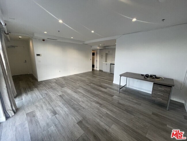 Building Photo - 600 S LA BREA Ave