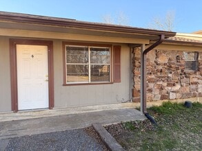 Building Photo - 1502 S Commerce Ave