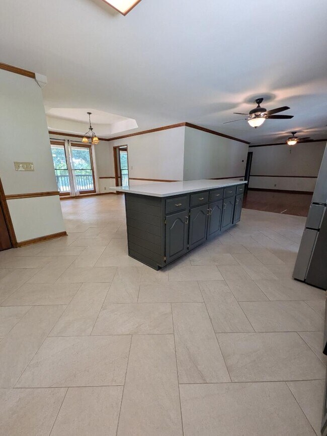 Foto del edificio - 102 Huntington Ridge Rd