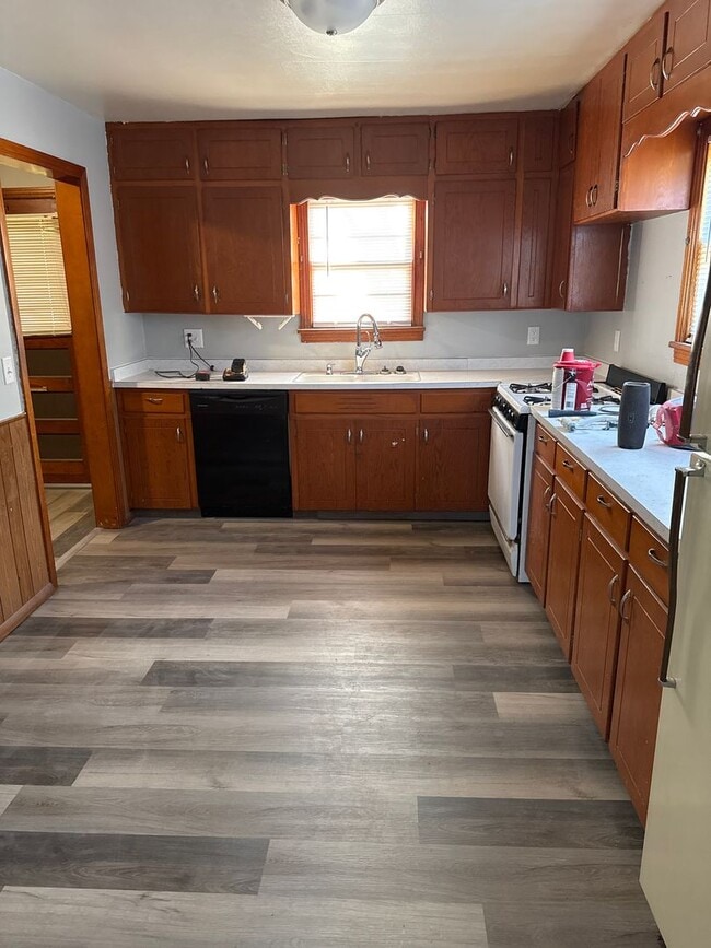 Building Photo - Freshly remodeled 2 bed 1 bath on corner l...