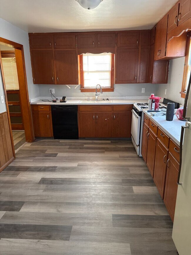 Foto del edificio - Freshly remodeled 2 bed 1 bath on corner l...