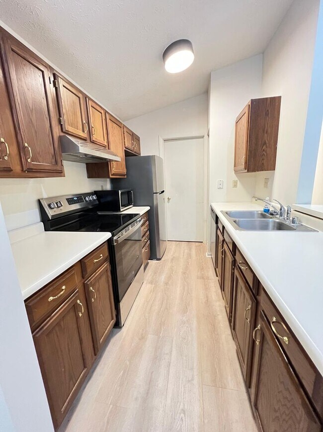 Foto del edificio - Bright & Spacious 2-Bedroom Condo in a Prime Florence Location!