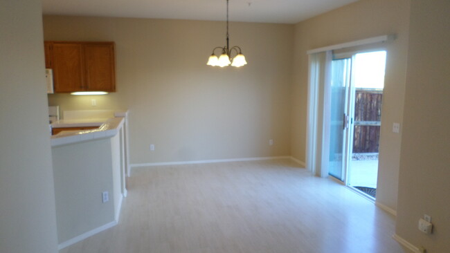 Building Photo - Auberry Place - Great Townhouse - Redhawk