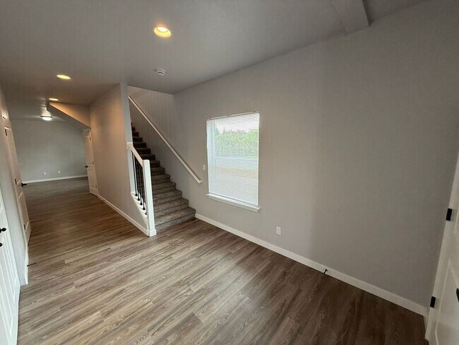 Building Photo - 875 Hickory St NE