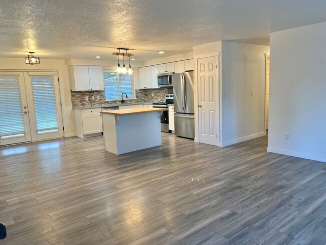 Building Photo - AVAILABLE NOW! 3BD 1.75 BATH SINGLE STORY HOME LARGE CORNER LOT